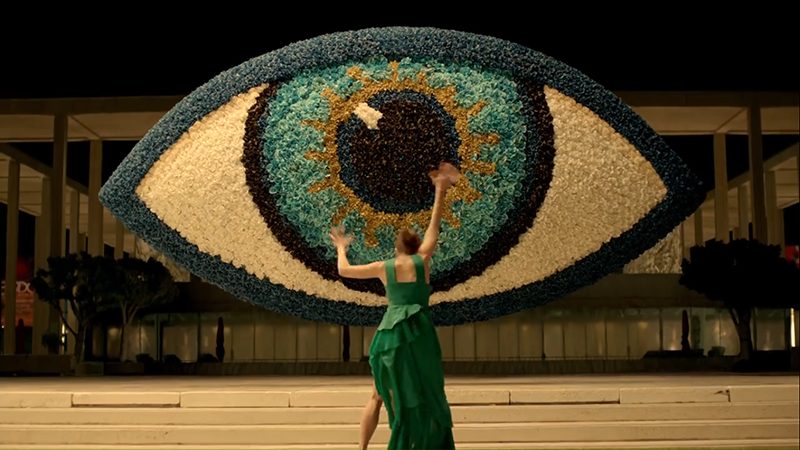 Video Kenzo World, Terang-terangan Merayakan Simbol Illuminati