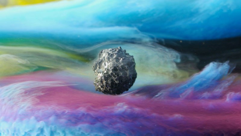 Tinta Warna Warni Disuntikkan ke Dalam Air