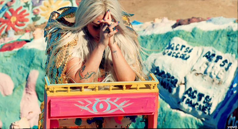 Video Kesha "Praying", Simbol Perbudakan Industri Musik