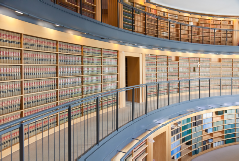 Ada tiga lantai perpustakaan di Mahkamah Agung Israel, tingkat yang paling tinggi hanya bisa diakses oleh Hakim tertinggi di gedung tersebut.