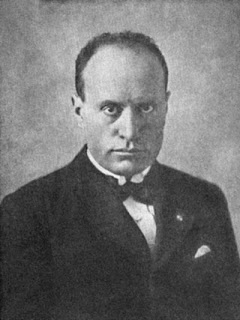 Diktator fasis pertama abad ke-20: Benito Mussolini, memerintah Italia antara tahun 1922 dan 1944.